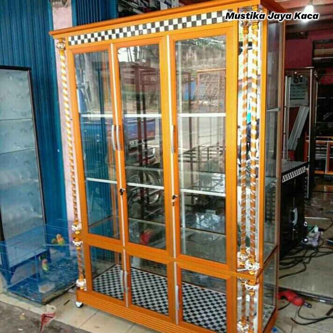 Jasa Pembuatan Lemari Kaca Ruang Tamu Custom di Bekasi