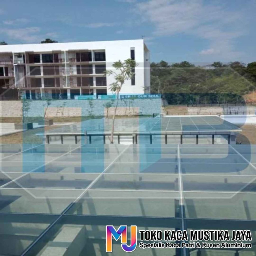 Model kanopi kaca tempered transparan kolam renang