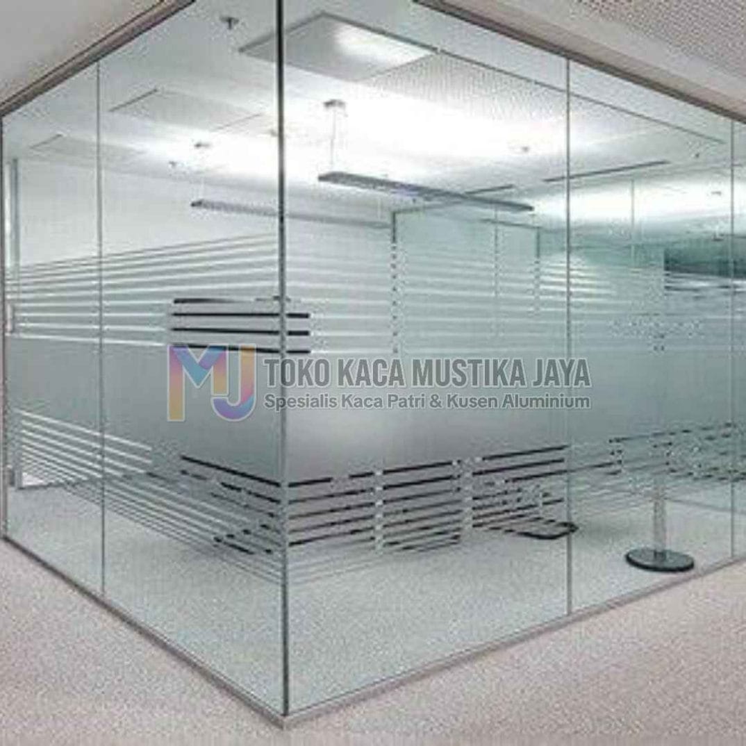 Pasang Kaca tanpa kusen sebagai partisi kantor modern & elegan Pasang Kaca tanpa kusen sebagai partisi kantor modern & elegan