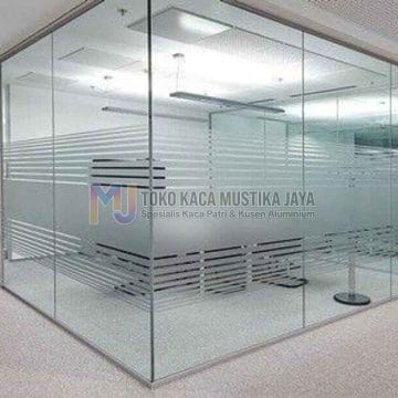 Pasang Kaca tanpa kusen sebagai partisi kantor modern & elegan