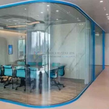 Kaca lengkung Depok sebagai partisi kantor minimalis elegan