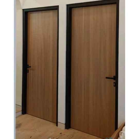Kusen Aluminium Hitam Doff Pintu HPL Kamar Minimalis