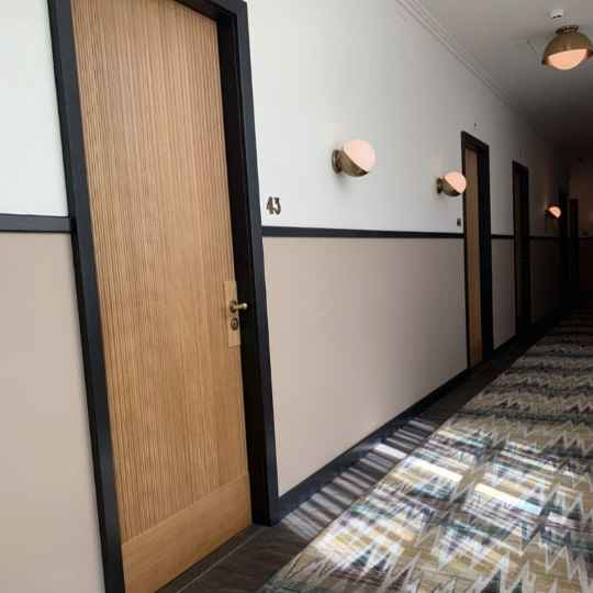 Kusen Aluminium Hitam Doff Pintu HPL Kamar Minimalis